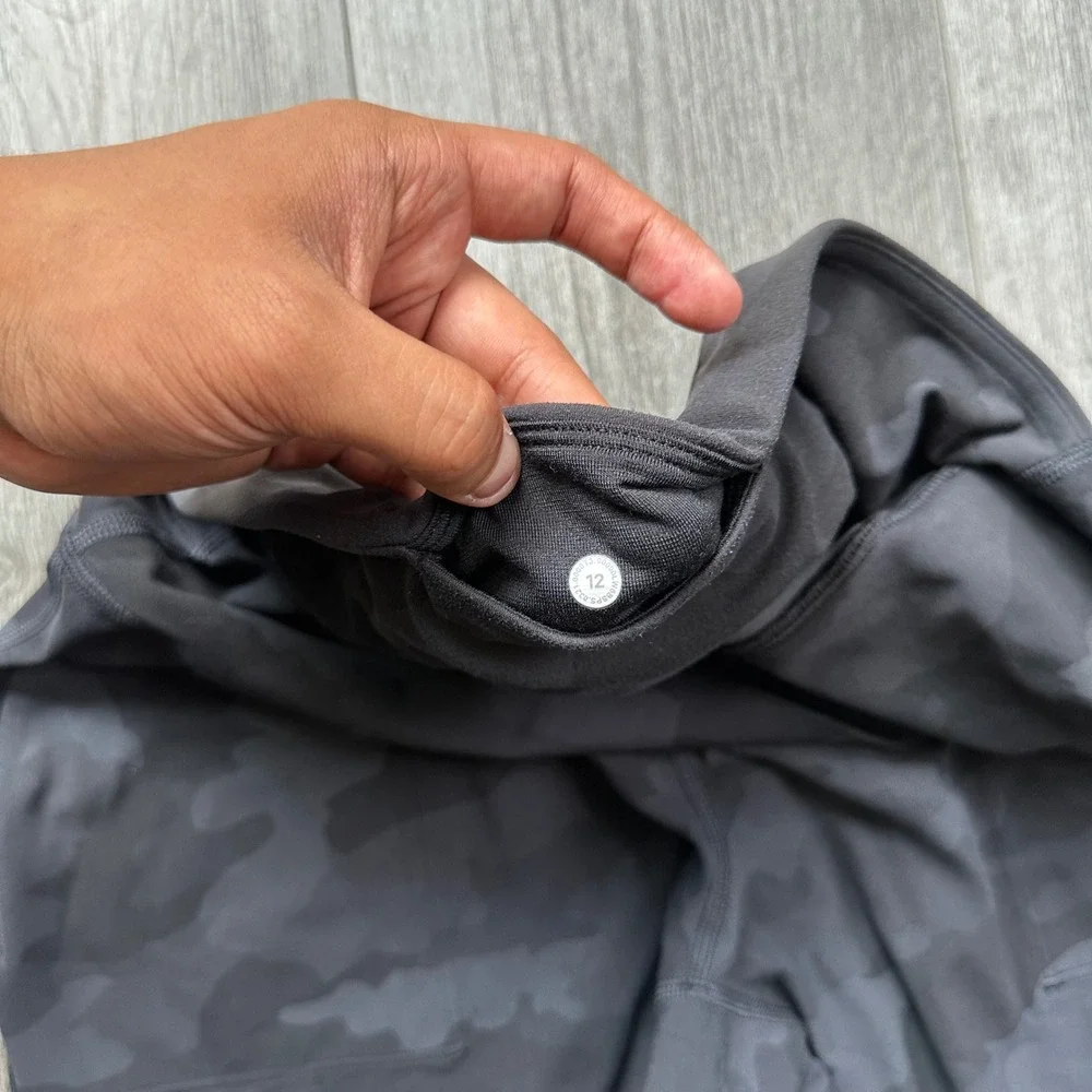 Lululemon Women's Size 12 Black Camo Aliga Capris Jogger Leggings Pockets